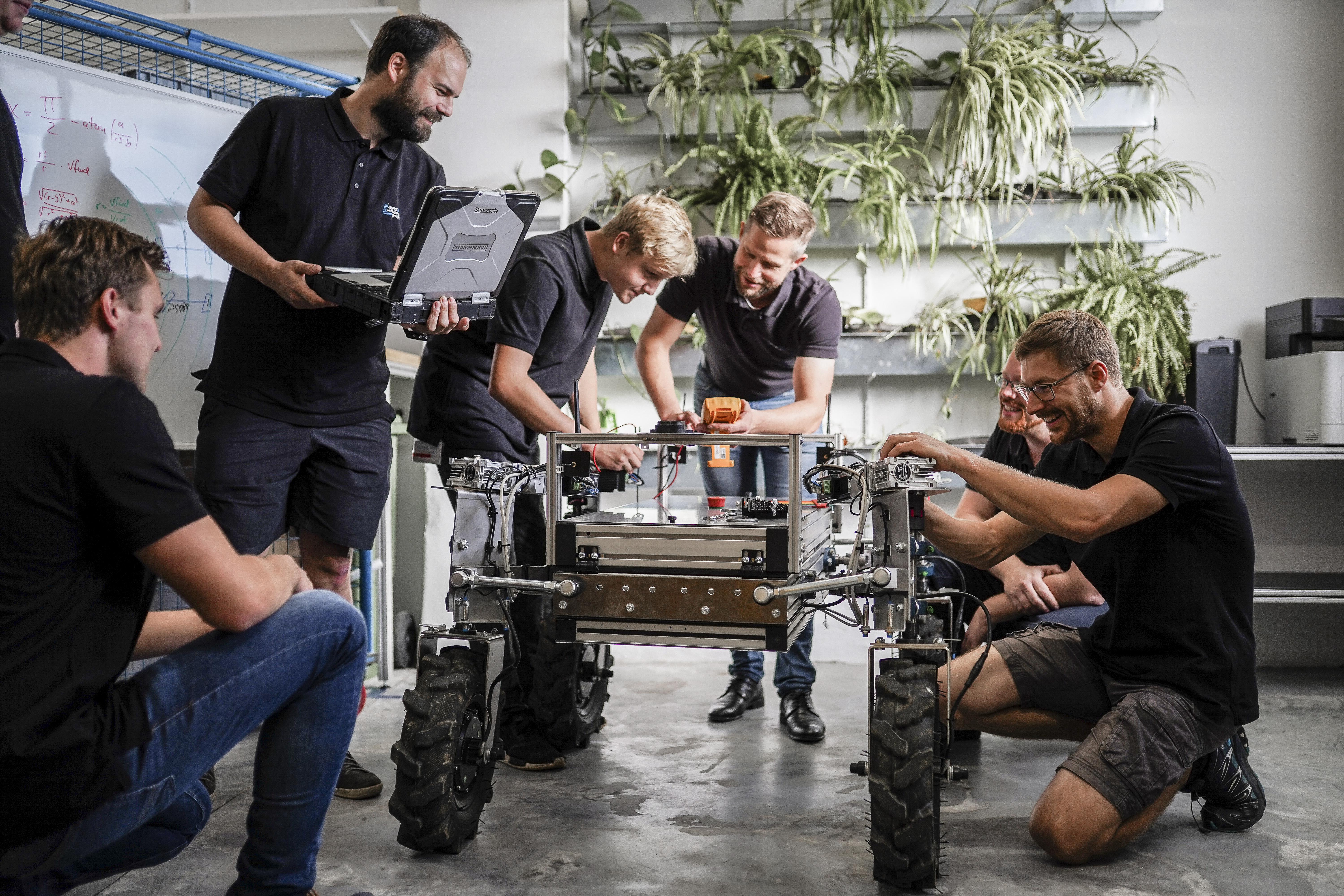 Unser Team mit einem Roboter