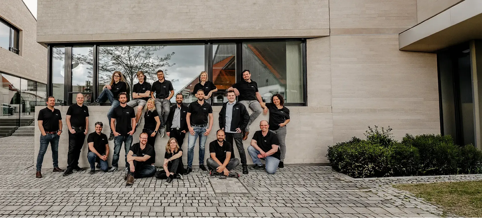 web_pic_team vor Rathausfassade wide
