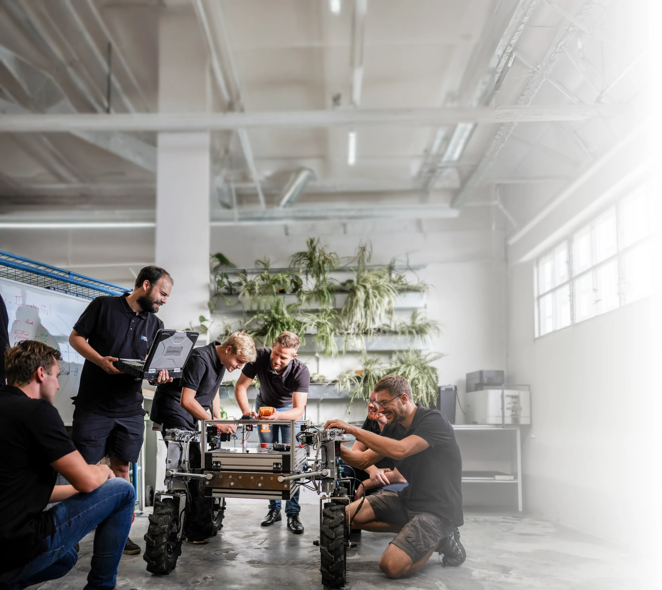 web_pic_ team hands on Roboter _wide